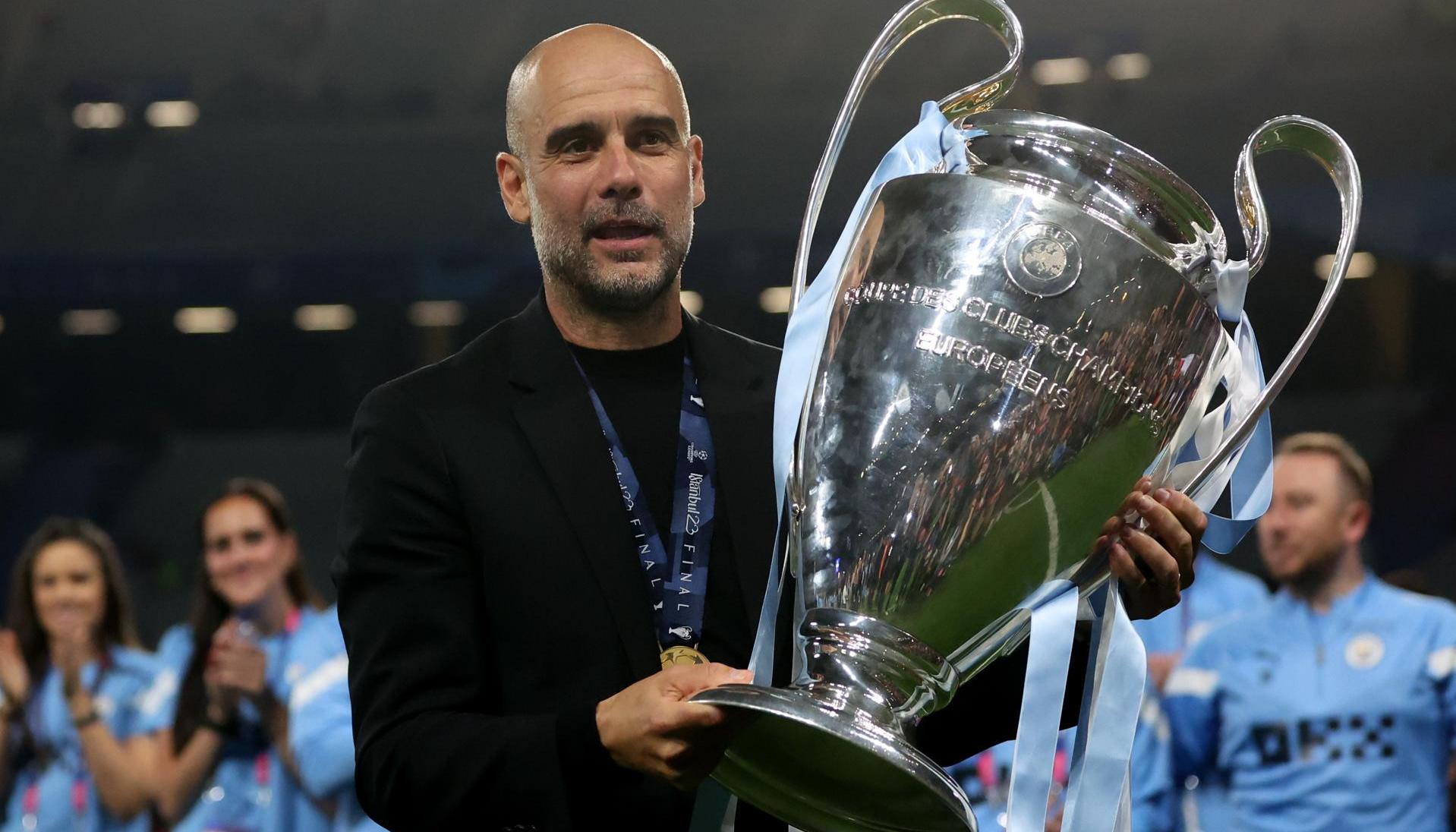 Pep Guardiola levanta el trofeo de la Champions League, el primero para Manchester City