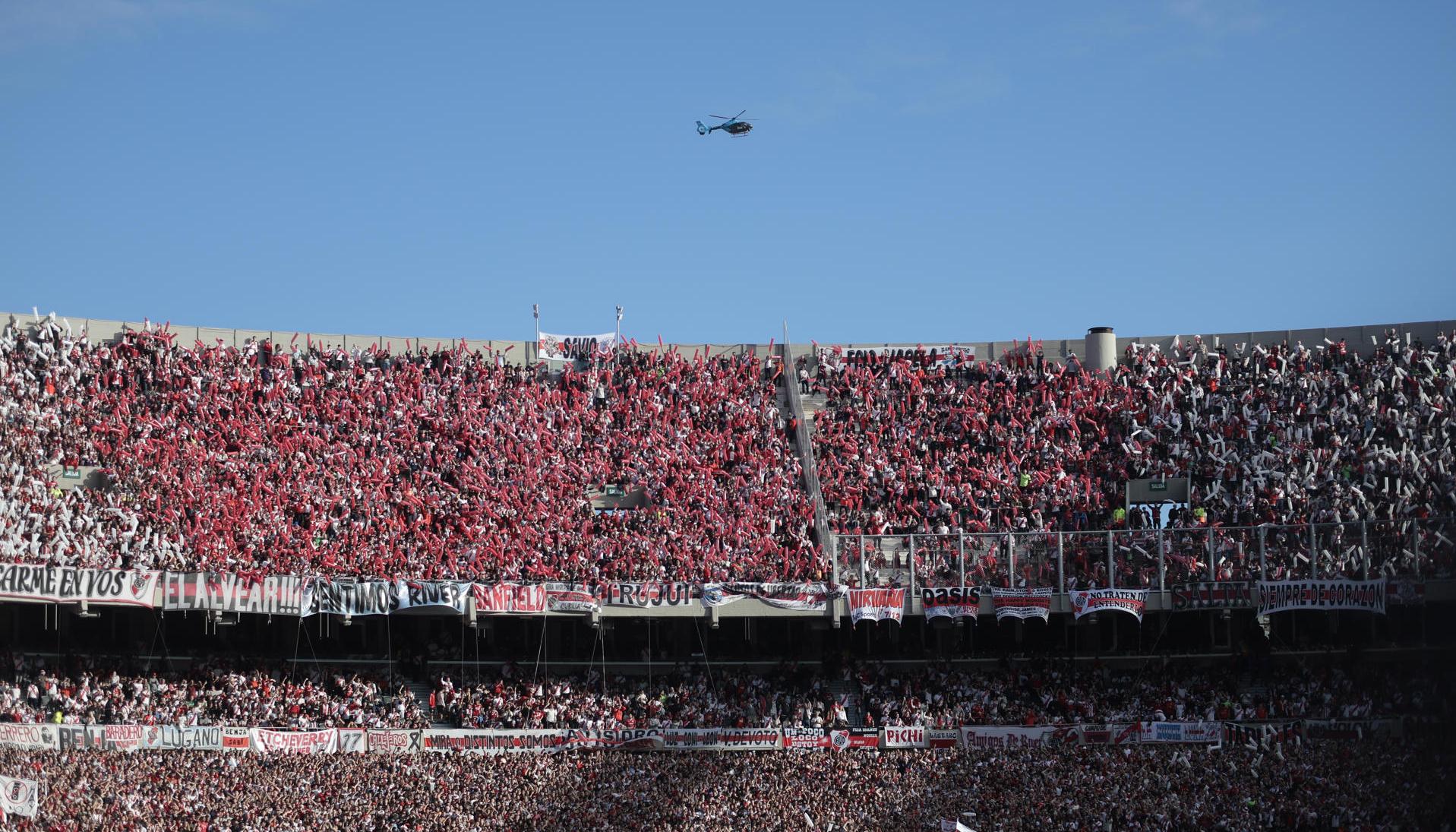 Aficionados de River animan en el estadio Monumental de Buenos Aires (Argentina). 