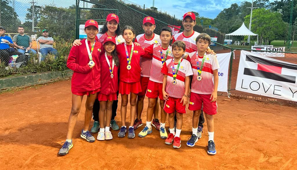 Equipos masculino y femenino de Atlántico campeones en la categoría 12 años.