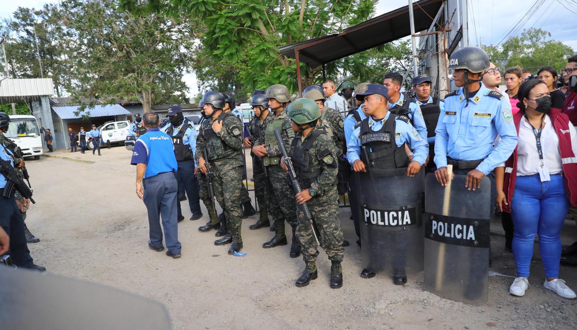 Policía tras el incendio en una cárcel de Honduras. 
