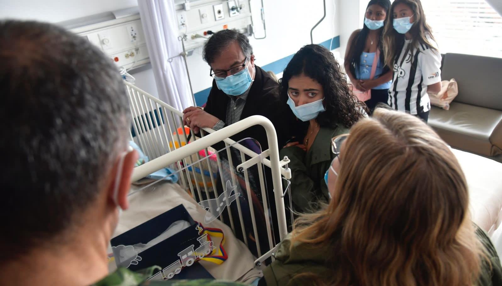 Ingrid Cáceres, directora del ICBF visitando a los niños.