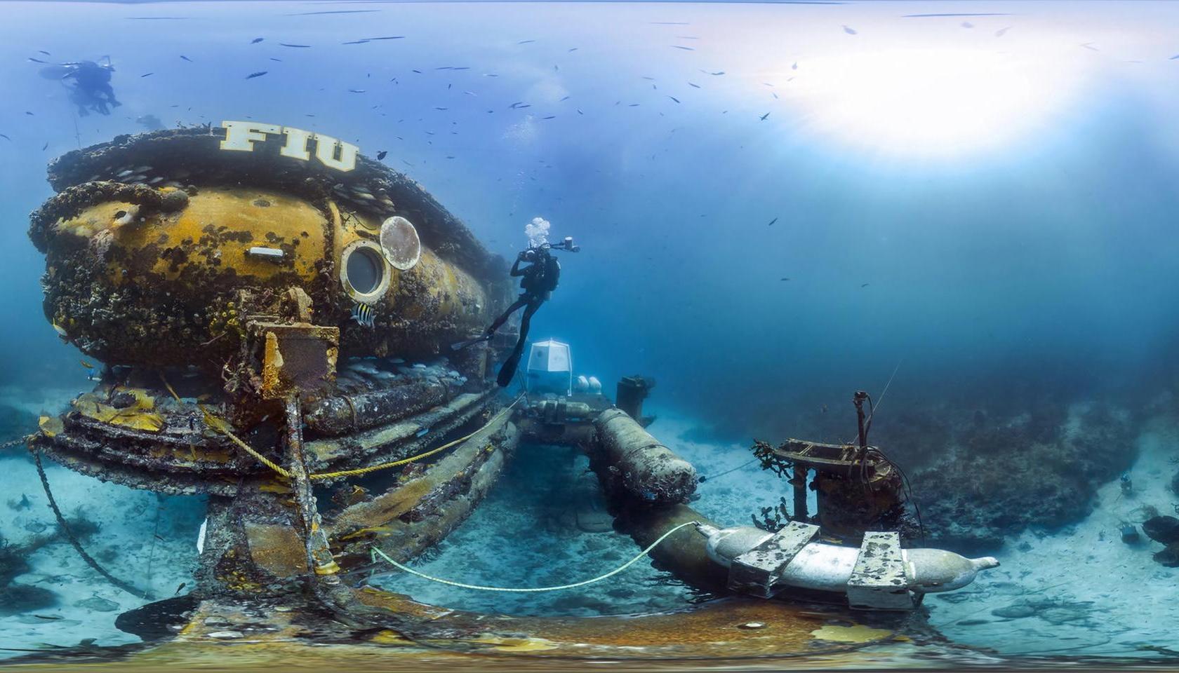 Buzo trabajando en la base subacuática Aquarius.