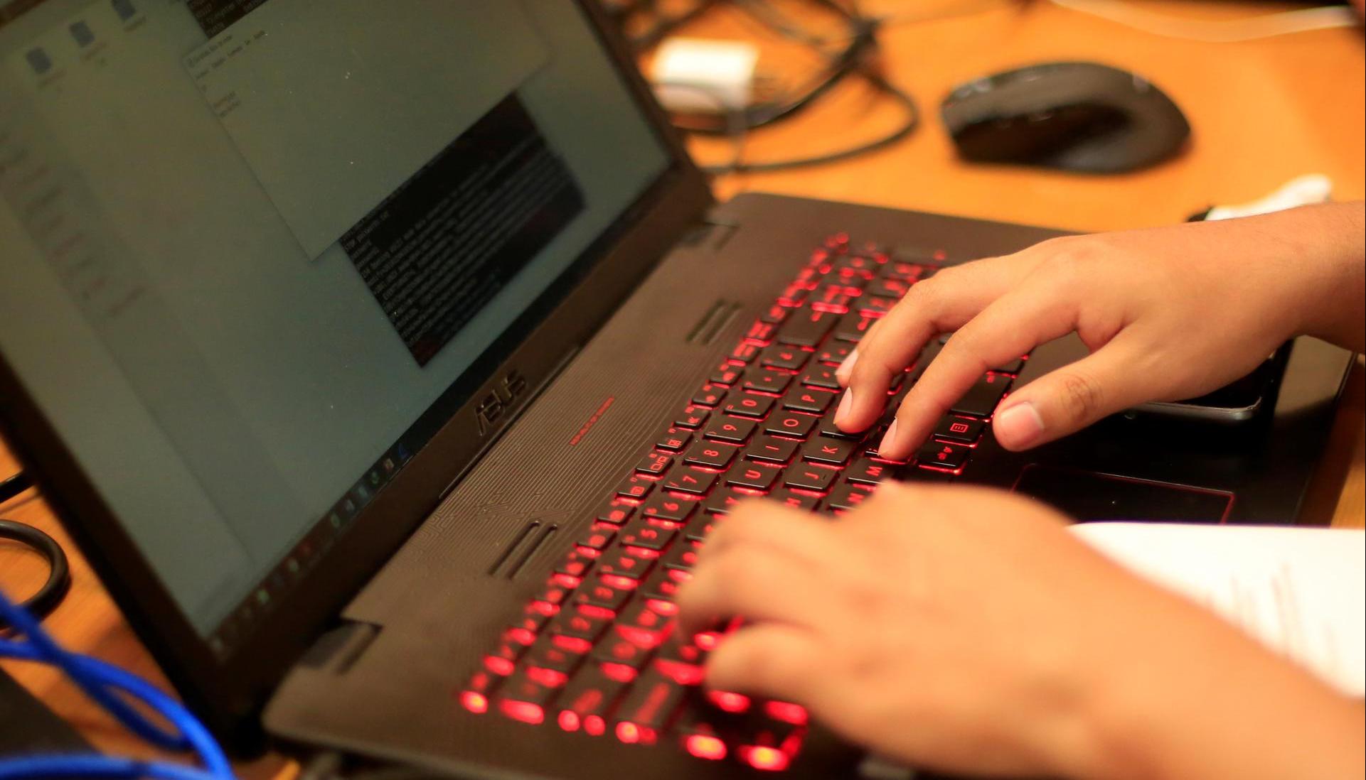 Jóvenes expertos en computación.