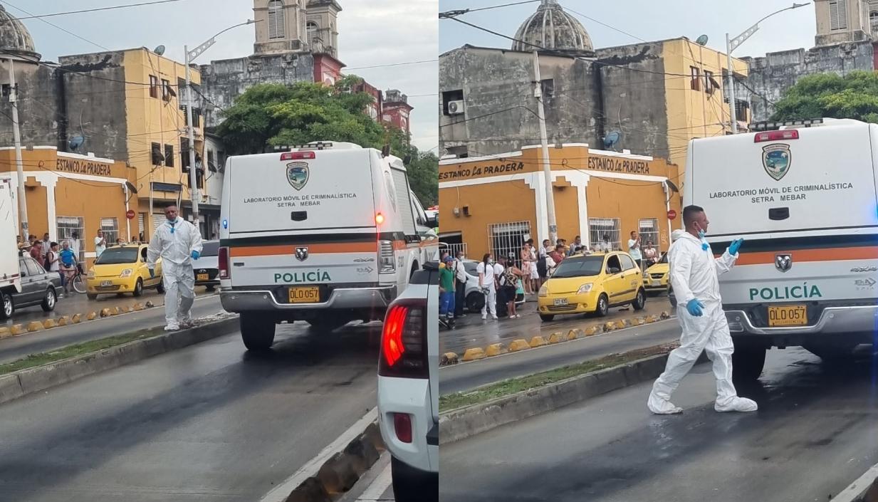 Policía de Tránsito realizando la inspección del cuerpo. 