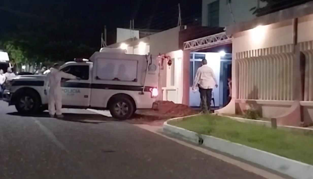 La Sijin de la Policía cuando ingresaba para la inspección de los cuerpos en Villa Campestre. 