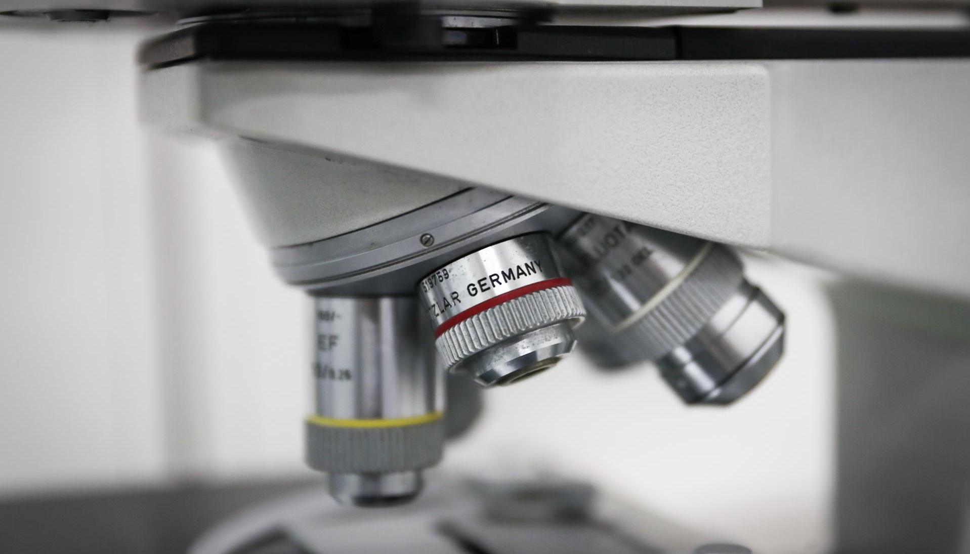 Vista de un microscopio en una laboratorio.