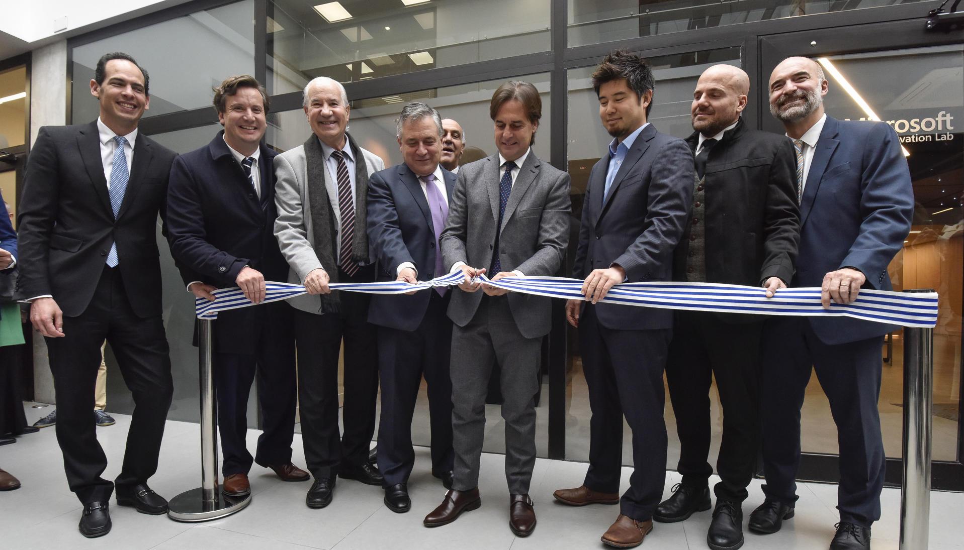 El presidente de Uruguay, Luis Lacalle Pou (c), durante la inauguración del laboratorio.