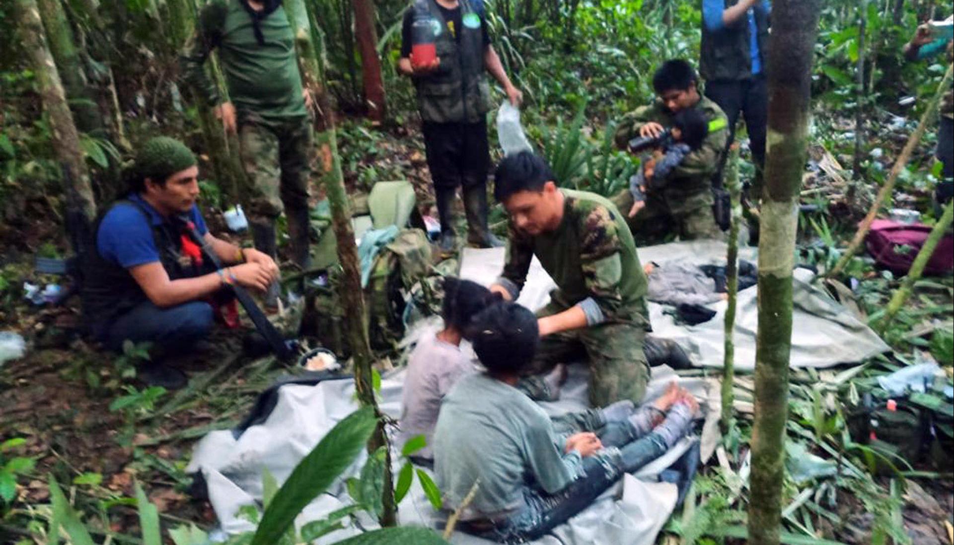 Niños rescatados después de permanecer 40 días en la selva