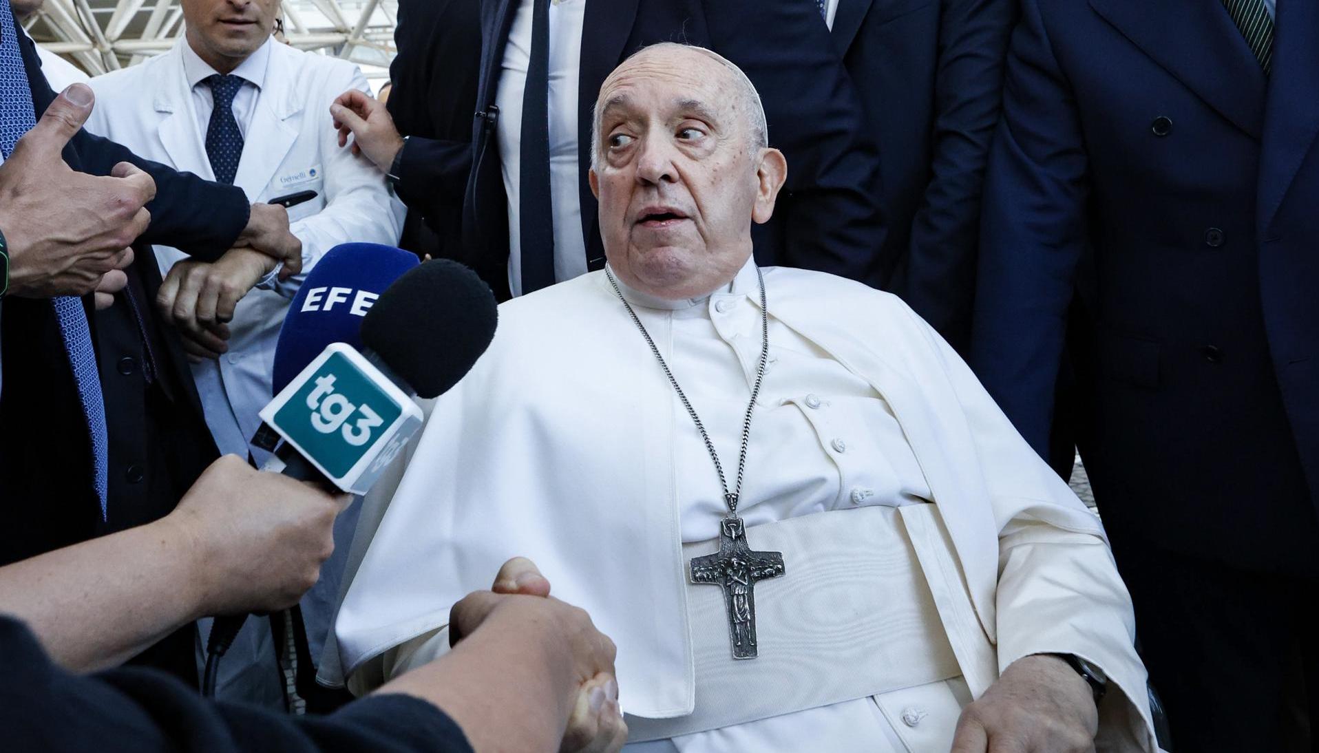 El papa Francisco, la semana pasada, a la salida del hospital donde fue operado
