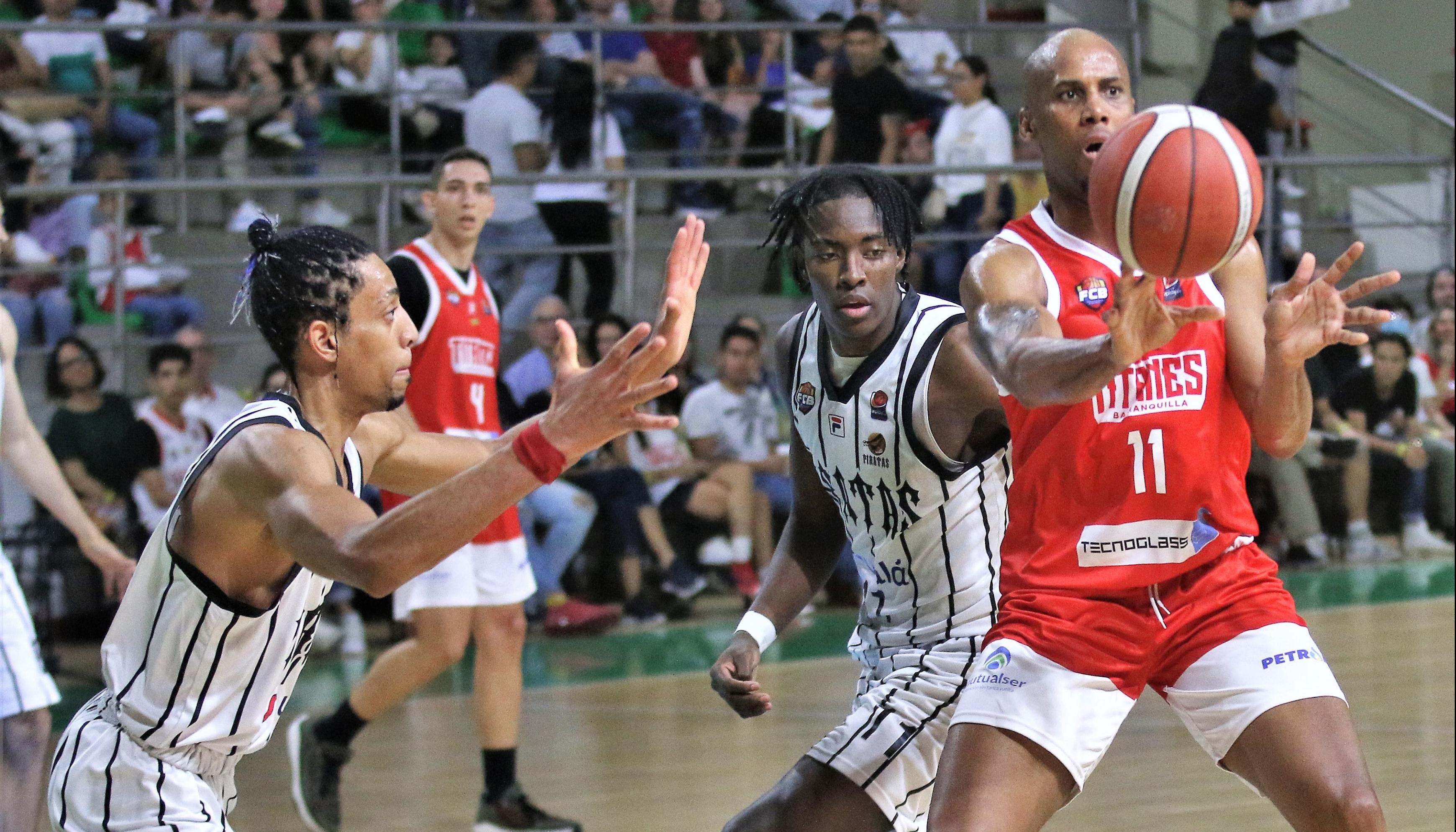 El panameño Ernesto Oglivie contribuyó con 13 puntos a la victoria de Titanes 