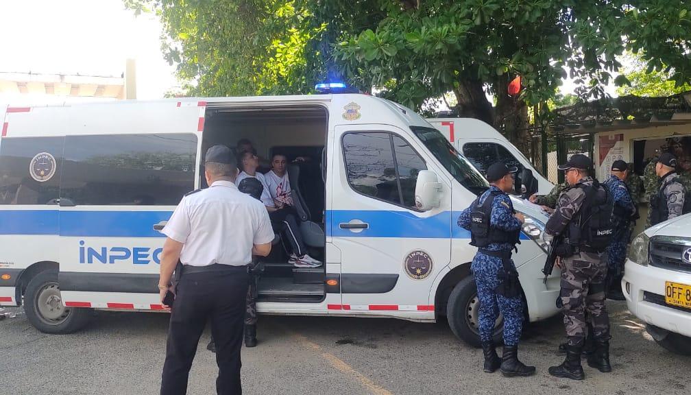 Personal del Inpec tras llevar al Batallón Vergara y Velasco a Aida Merlano.