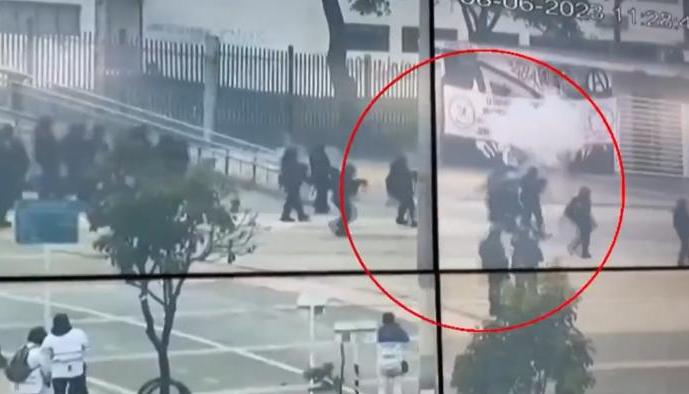 Momento en que resultó herido el policía en medio de los disturbios. 