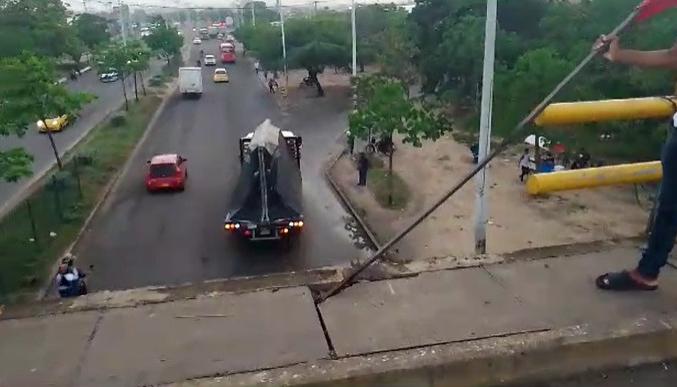 Así se encuentra un sector del puente.