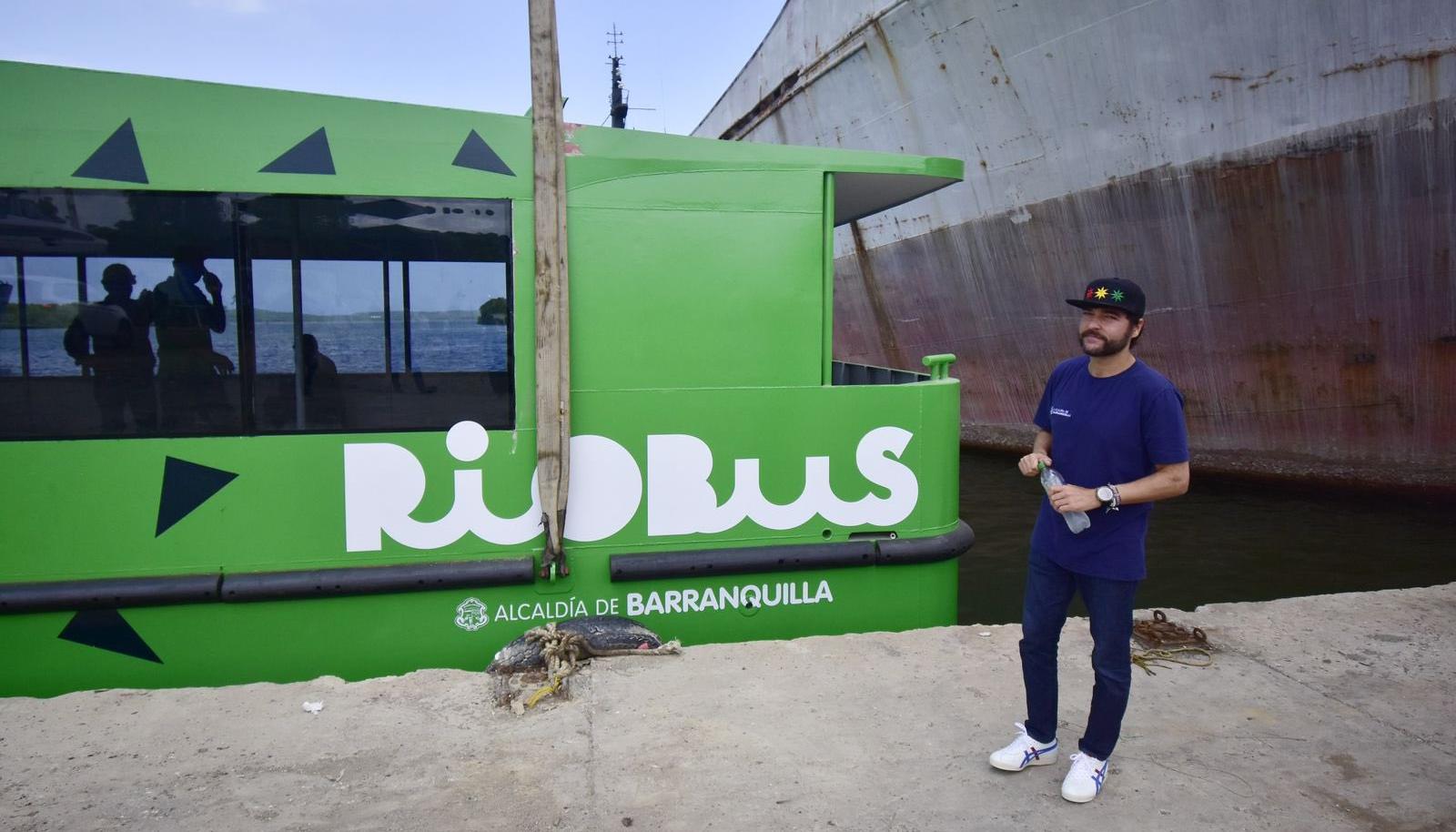 Jaime Pumarejo, alcalde de Barranquilla junto al Río-Bus.