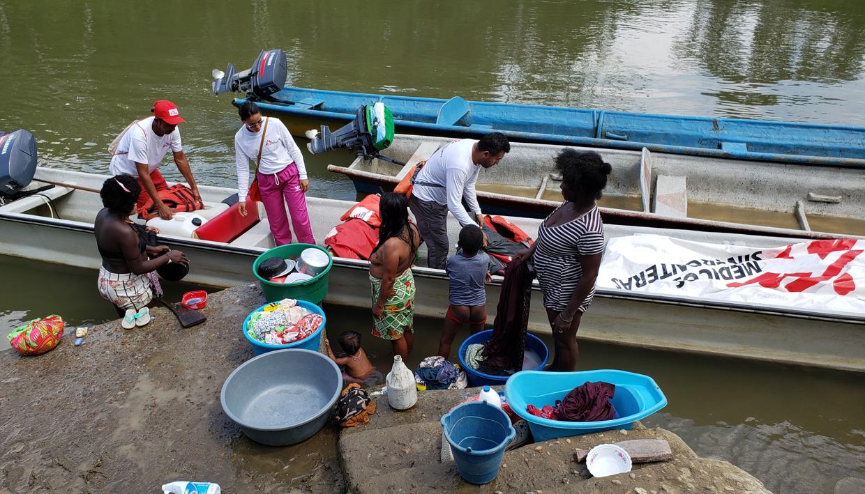 Los médicos y enfermeras llegando a la población Pie de Pató, departamento del Chocó.