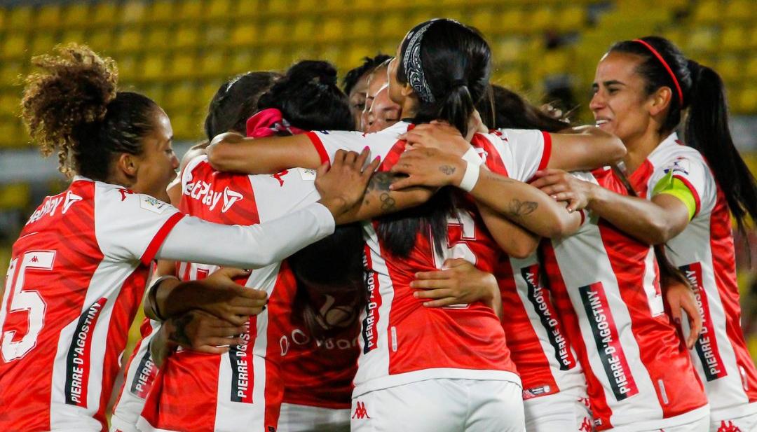 Santa Fe avanzó a la final tras golear 4-0 a Nacional, en Bogotá.