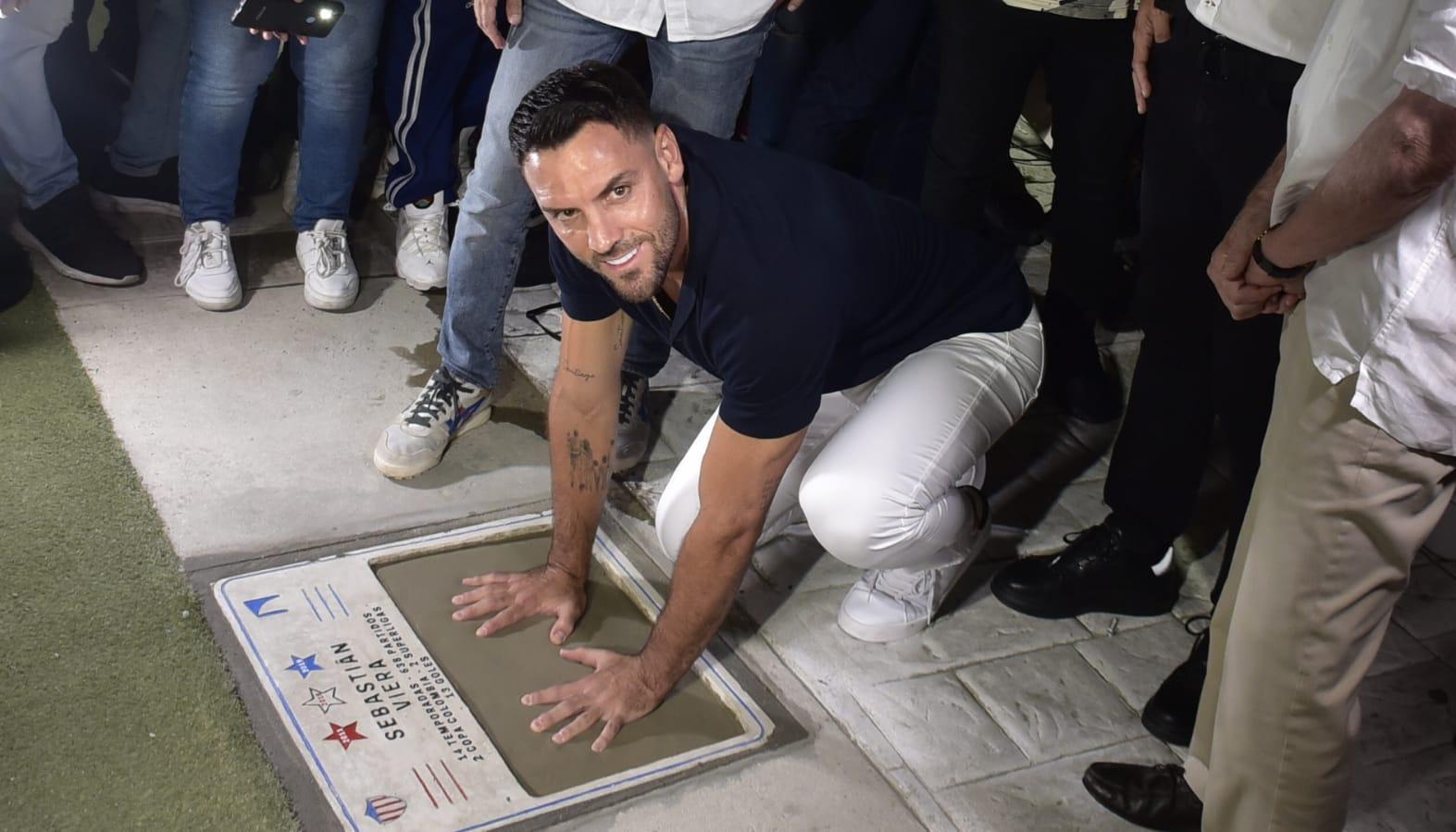 Sebastián Viera estampó sus manos en el espacio que lleva su nombre en la Ventana de Campeones.