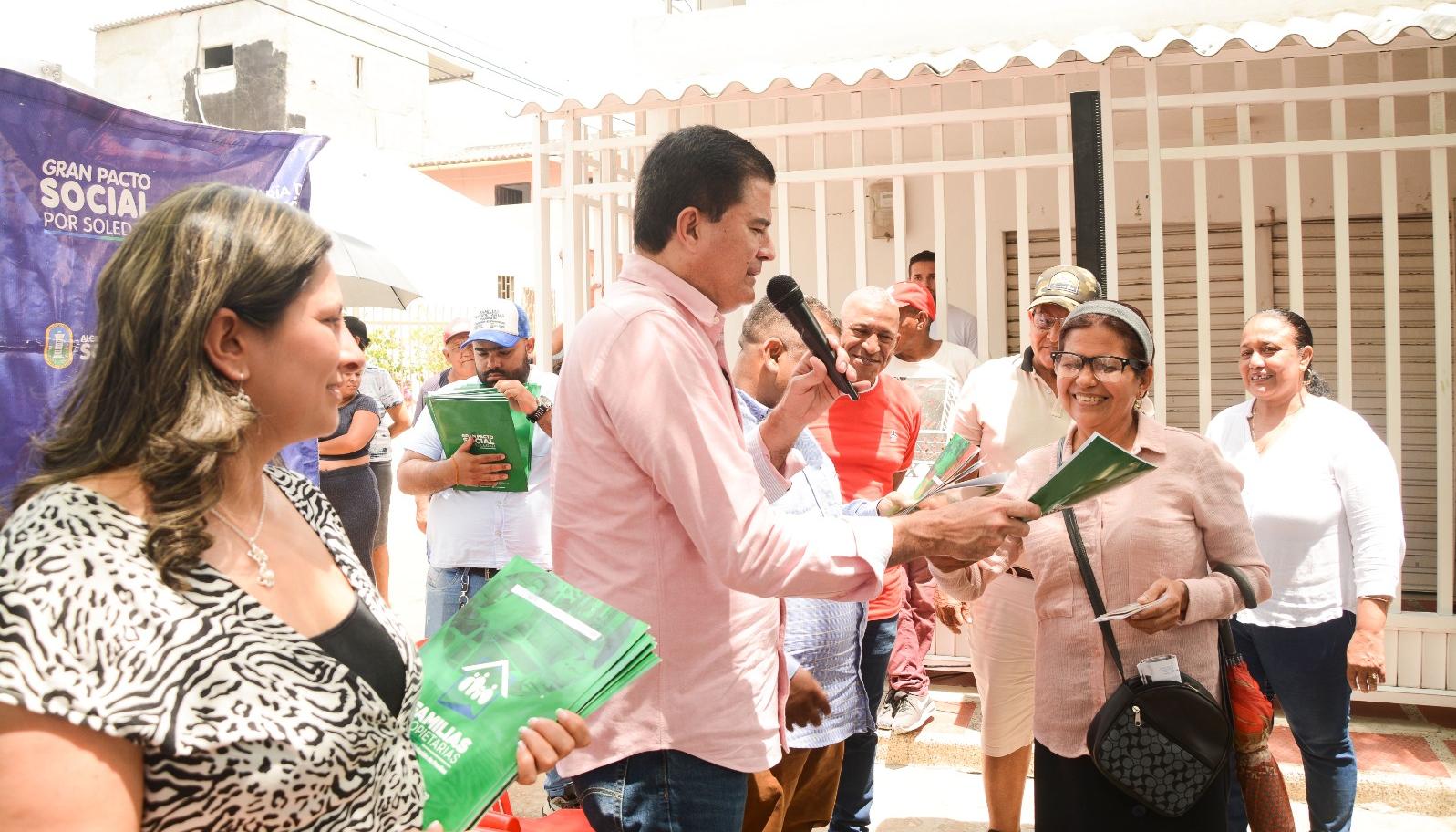 El alcalde de Soledad, Rodolfo Ucrós, en la entega de títulos de propiedad. Observa Lina Marcela Bedoya, vicedelegada de Tierras de la Superintendencia de Notariado