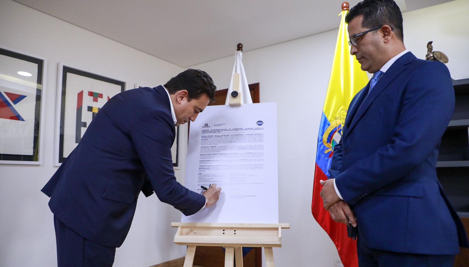 El Registrador Alexander Vega y el el director de la Unidad de Información y Análisis Financiero (UIAF), Luis Eduardo Llinás Chica, durante la firma del convenio.