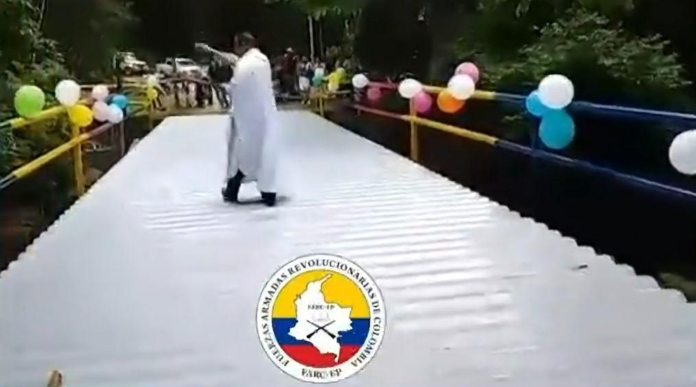Un sacerdote bendice el puente.