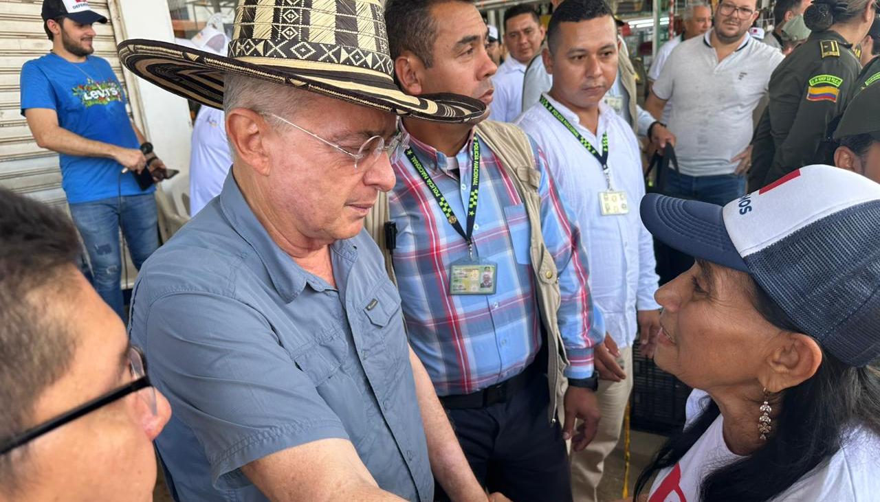 El expresidente Álvaro Uribe Vélez, en San Juan Nepomuceno.