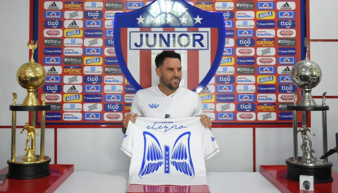El portero Sebastián Viera exhibió la camiseta conmemorativa del partido de despedida.
