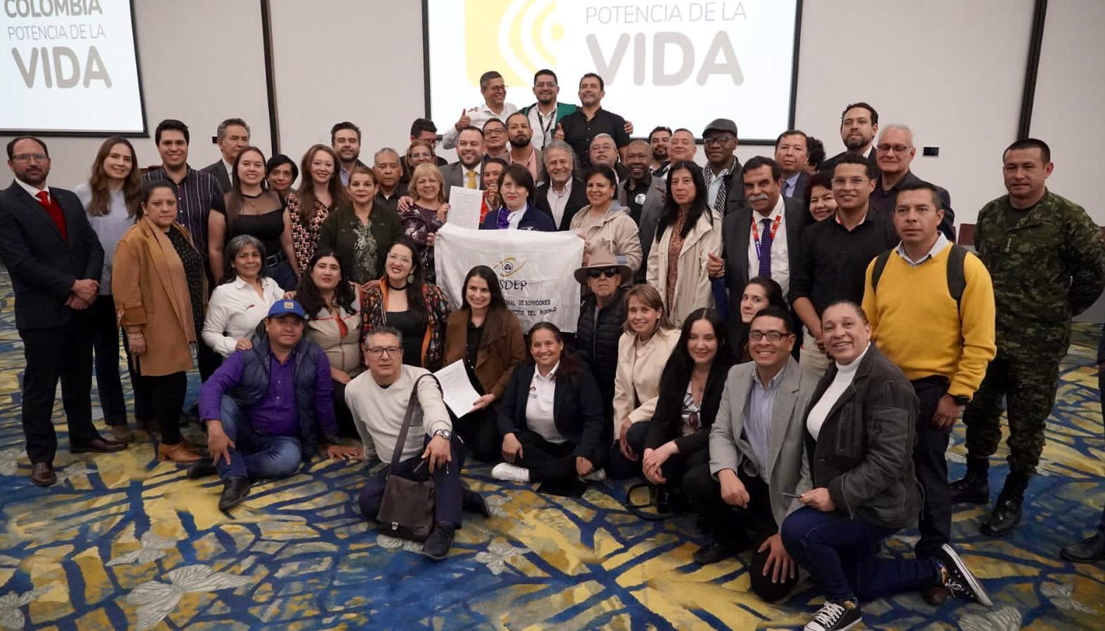 Imagen después de la firma de los acuerdos con los sindicatos.