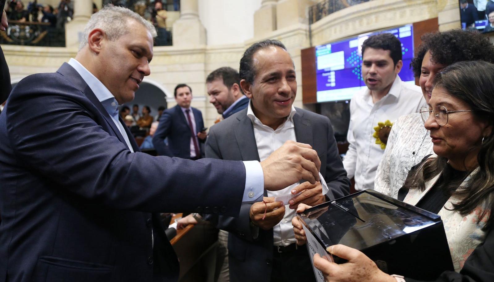 Alexander López, centro, en pleno proceso de votación