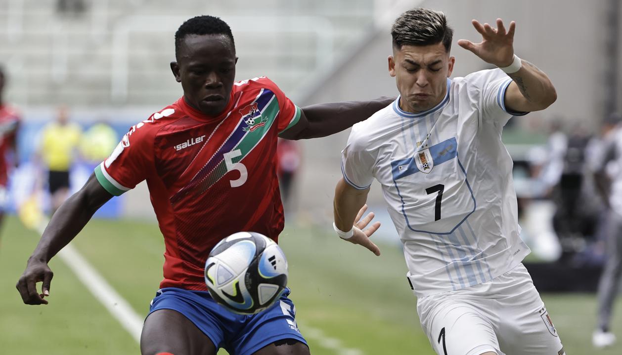 Anderson Duarte, autor del gol de Uruguay, en un duelo con Dembo Saidykhan.