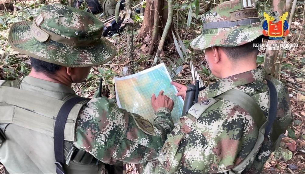 Militares con mapa en mano en el operativo de búsqueda de los 4 menores