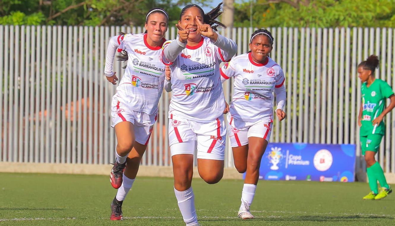 Jugadoras de Atlántico festejan uno de los goles ante Sucre. 
