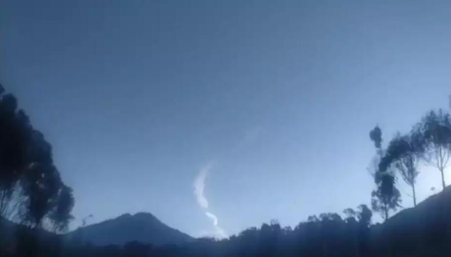 Señal de humo sería la de la avioneta siniestrada.