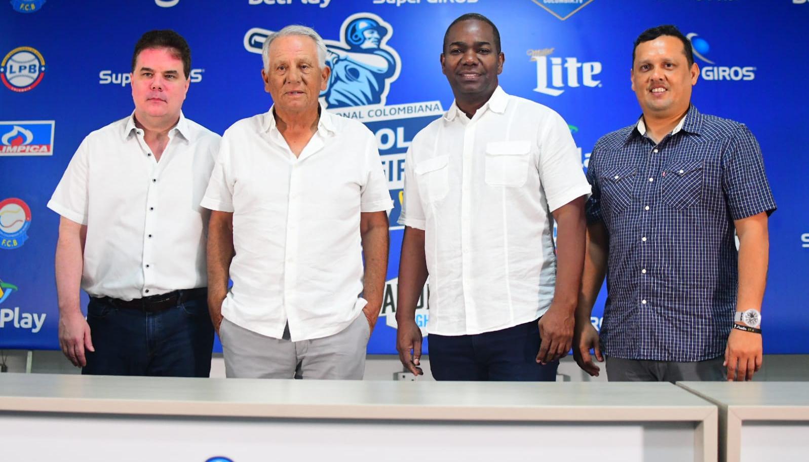 Roberto Char, presidente de Caimanes; Pedro Salzedo, presidente de la Diprobeísbol; Édinson Rentería y Kodiró Miranda. 