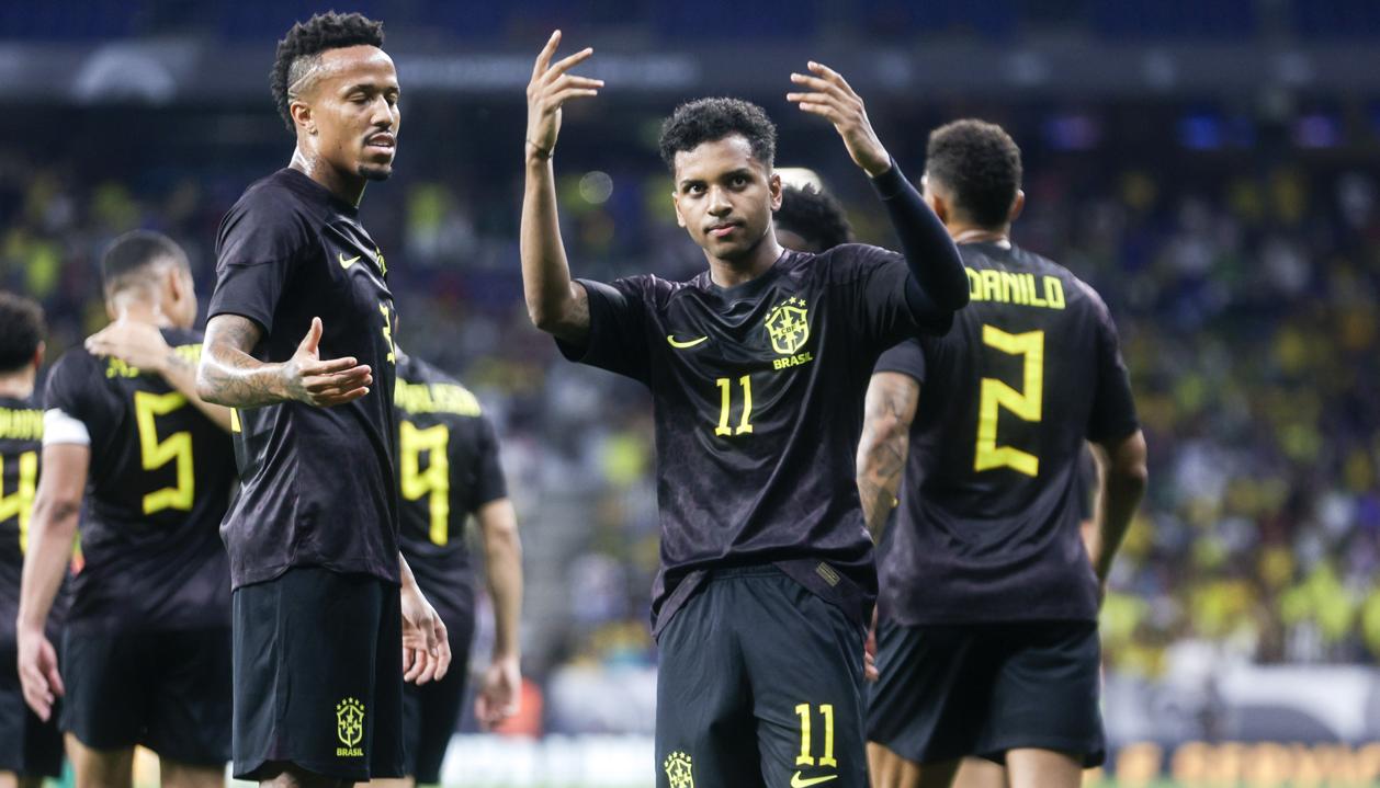 Éder Militao y Rodrygo Goes durante el juego de Brasil contra Guinea. 