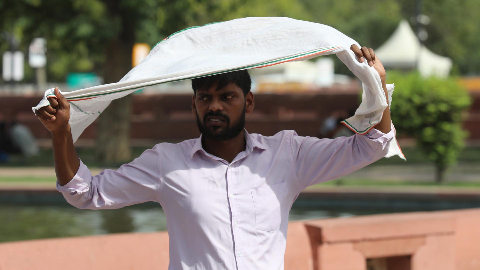Un ciudadano de India se protege del intenso sol.