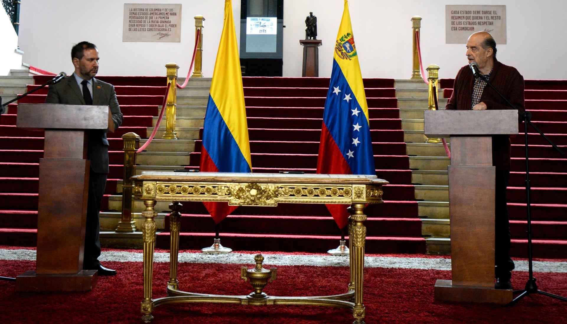  El Canciller de Colombia, Álvaro Leyva, habla junto al canciller de Venezuela, Yván Eduardo Gil Pinto, durante la instalación de la Comisión de la vecindad e integración entre los dos países cumplida en Bogotá.