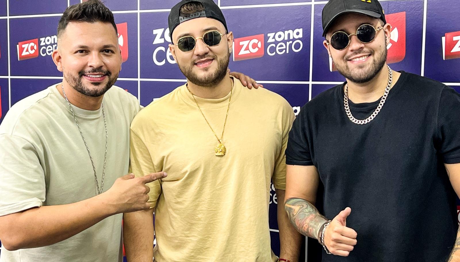Hernán, Milton y Manuel, de Aguanilé Salsa, en la visita que realizaron a la sede de Zona Cero.