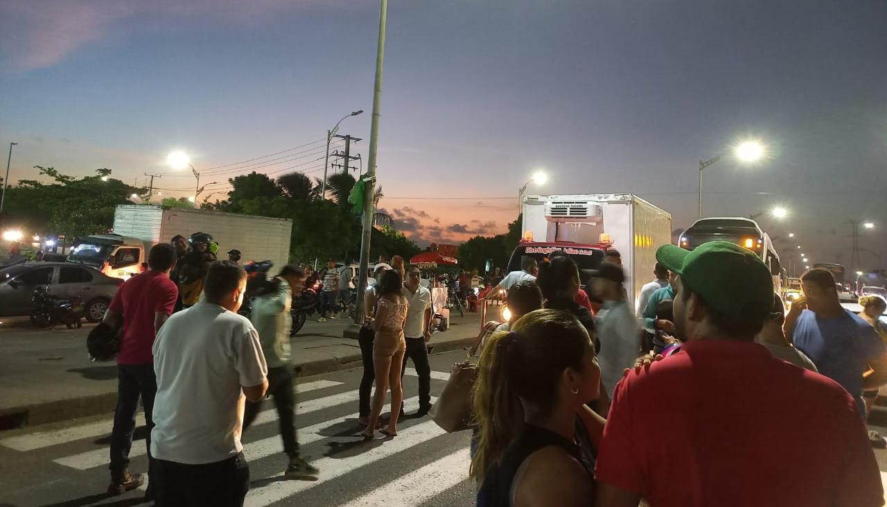 El bloqueo es en el carril norte-sur a la entrada de la urbanización 