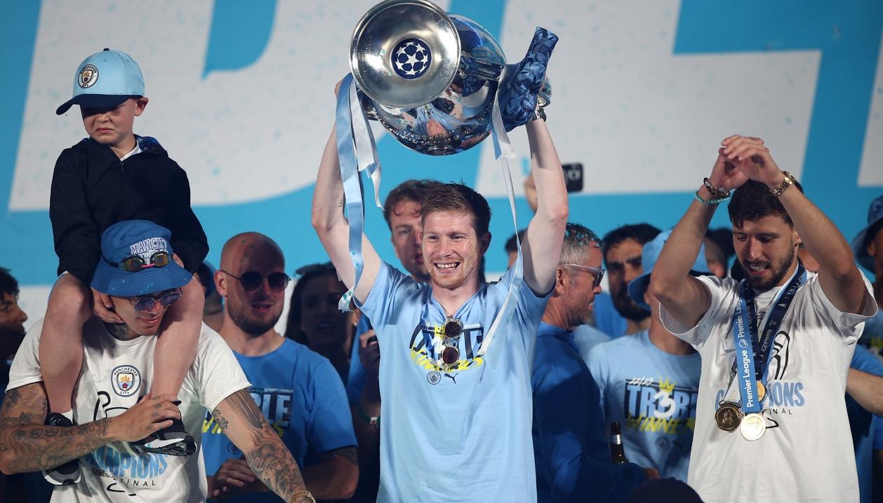 Kevin De Bruyne celebra con el trofeo de la Champions. 