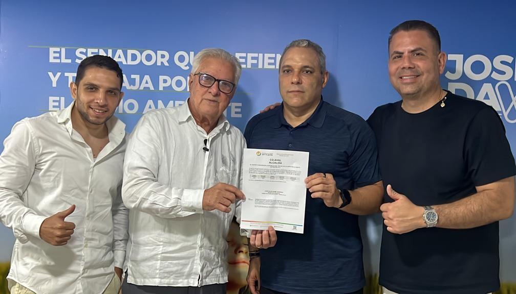 El senador José David Name entregó el coaval al candidato a la Alcaldía de Soledad, Joao Herrera. Los acompañan el concejal Johhny Pulgar y el candidato a la Asamblea del Atlántico Harry Canedo.