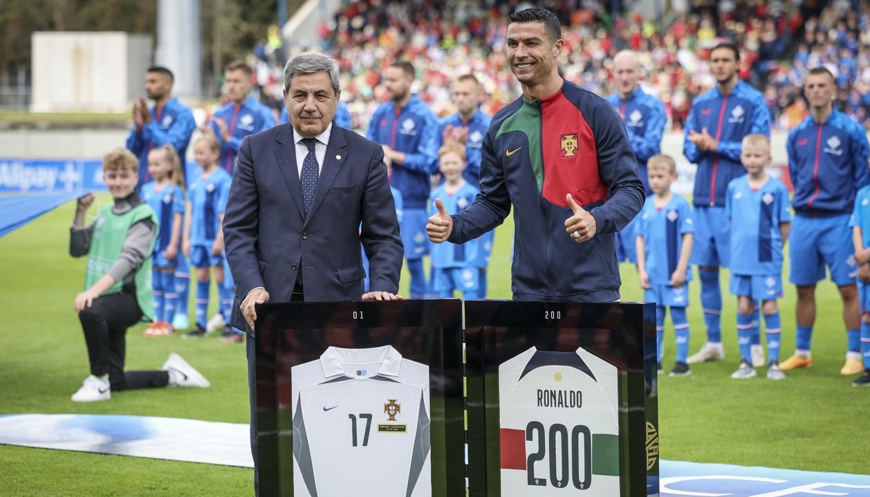 Cristiano Ronaldo fue homenajeado antes del encuentro contra Islandia. 