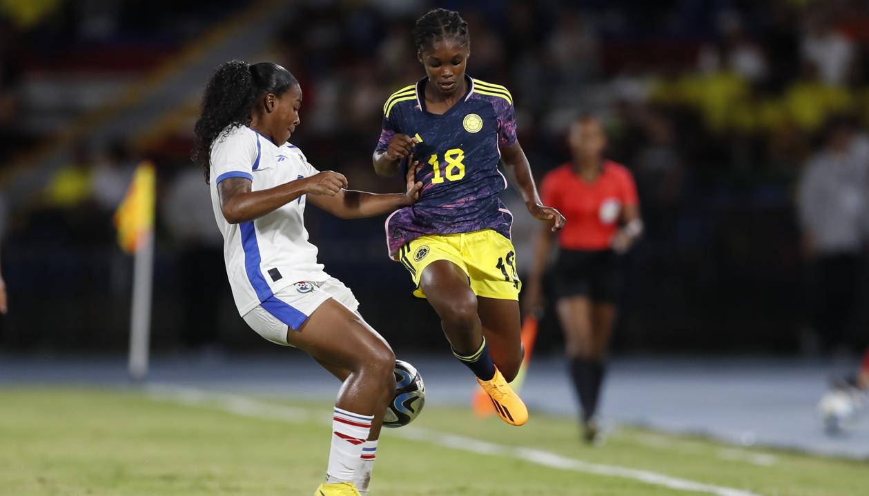 Linda Caicedo intenta eludir la marca de la panameña Wendy Natia durante el partido disputado en Cali.