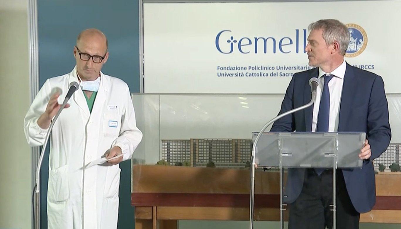 El cirujano Sergio Alfieri en la rueda de prensa para hablar sobre la cirugía al Papa.