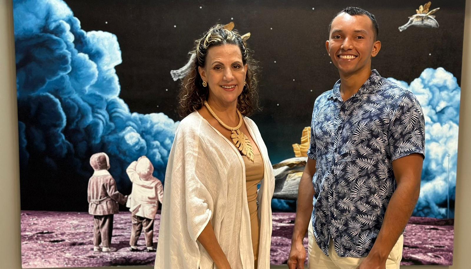 Elsa Gutiérrez de Piñeres, directora de la galería, y el artista vallenato Liman Zúñiga.