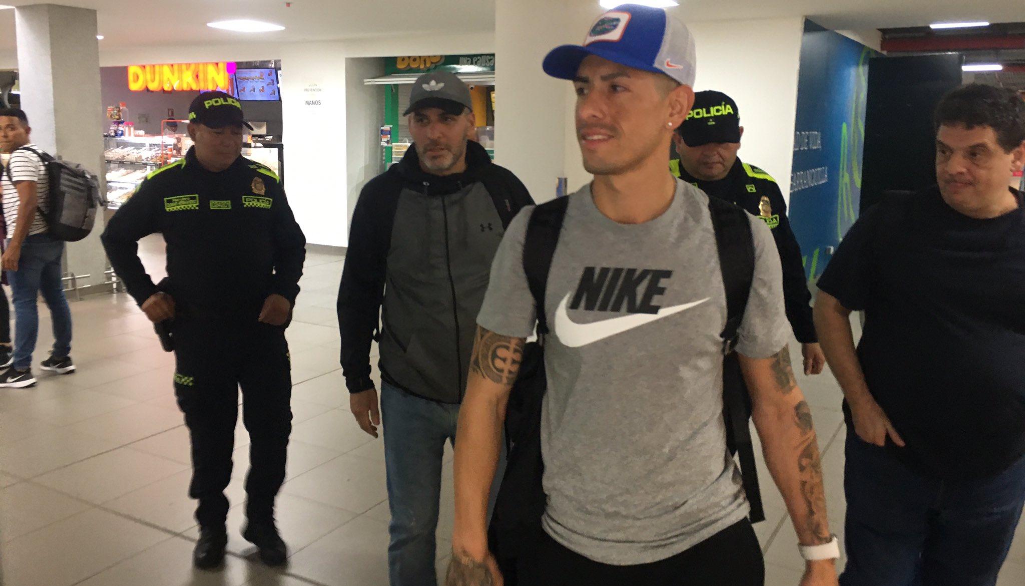 El defensa argentino Emmanuel Olivera a su arribo a Barranquilla. 