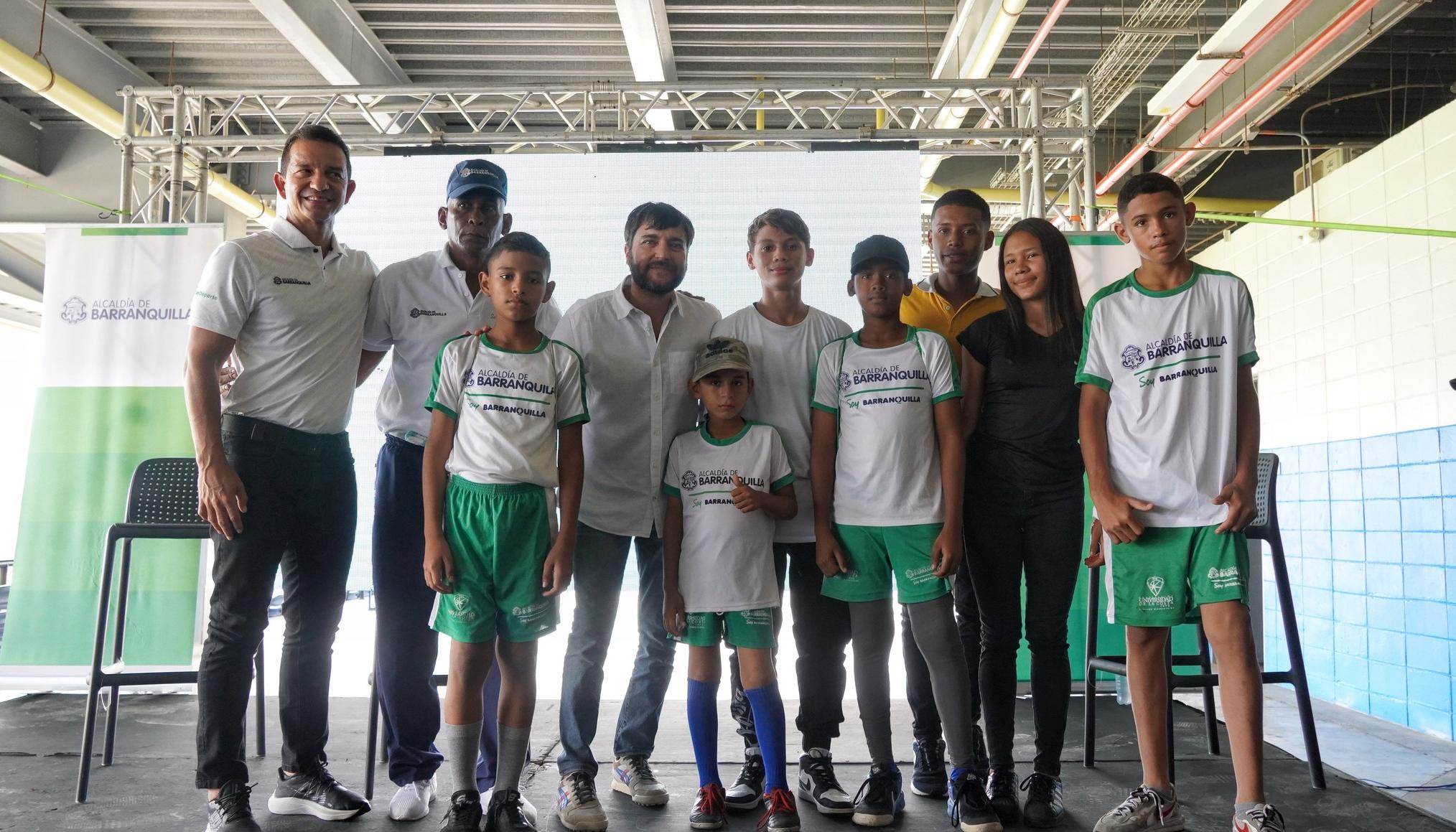 El alcalde Jaime Pumarejo asistió a la presentación oficial de las Escuelas de Formación Deportiva 2023. 