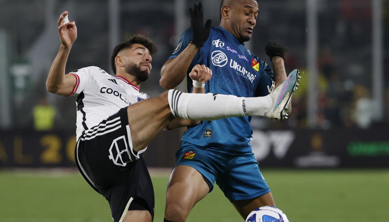 Angelo Rodríguez, del Pereira, disputa la pelota con Jeyson Rojas.