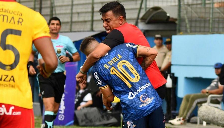 César Farías cuando agredía al jugador de Delfin, Bryan Oyola. 