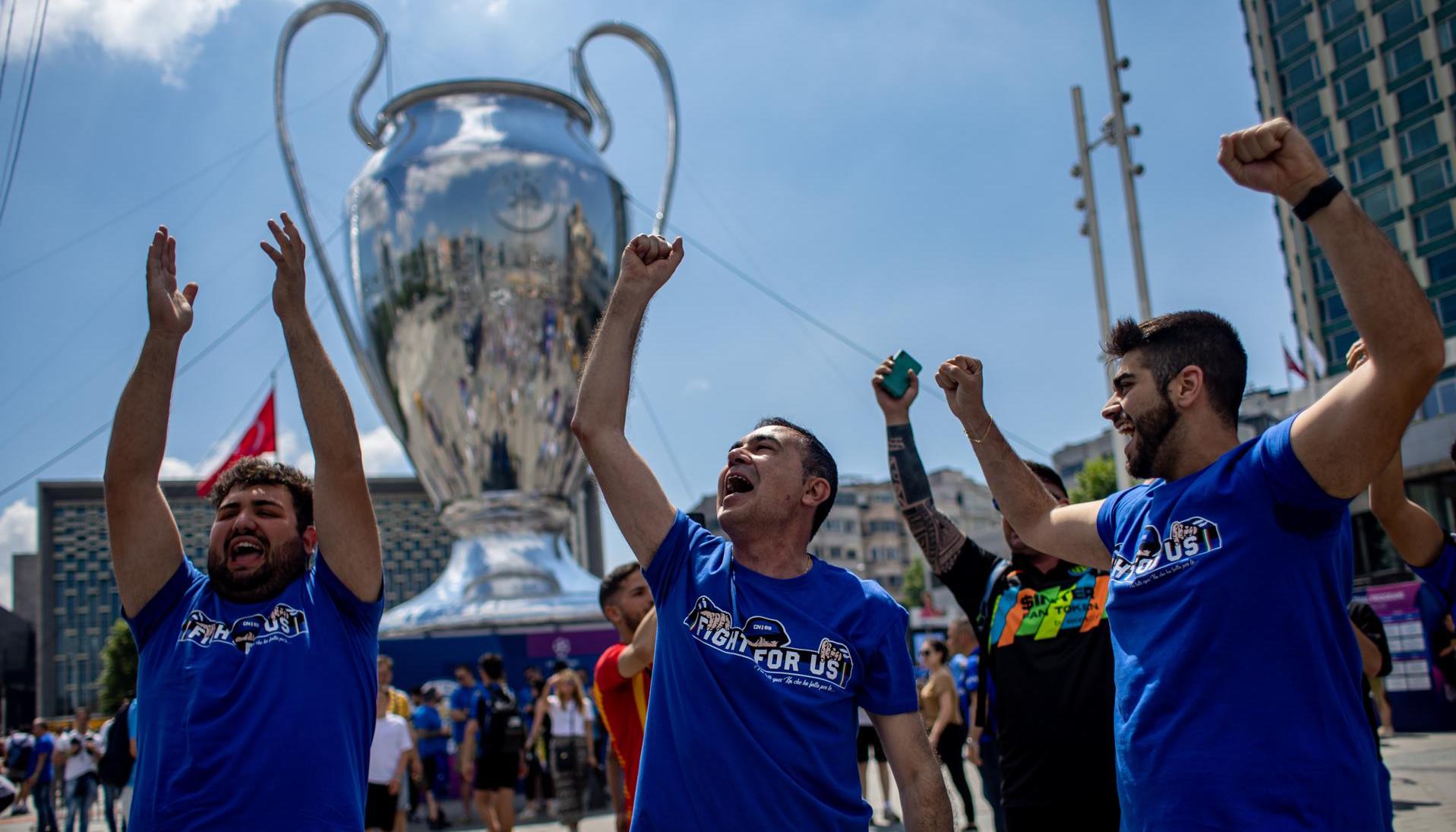 Aficionados del Inter de Milán animan al equipo en la plaza Taksim en Estambul, previo a la final de este sábado donde e el equipo italiano se enfrenta al Manchester City