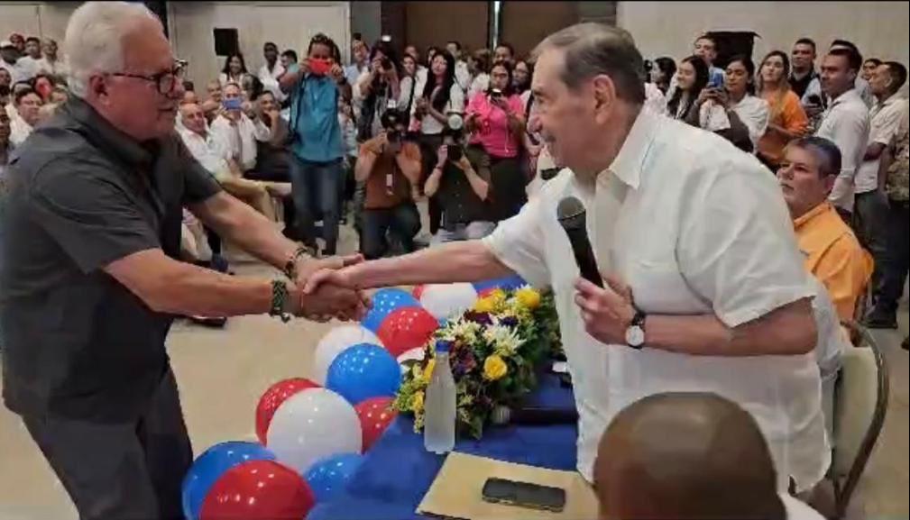 El exsenador Fuad Char estrecha la mano a Joao Herrera, luego de anunciarle el aval como candidato a la Alcaldía de Soledad.